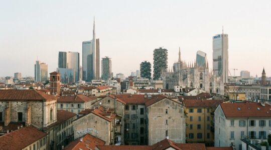 Vista panoramica dello skyline di Milano con edifici residenziali storici e moderni